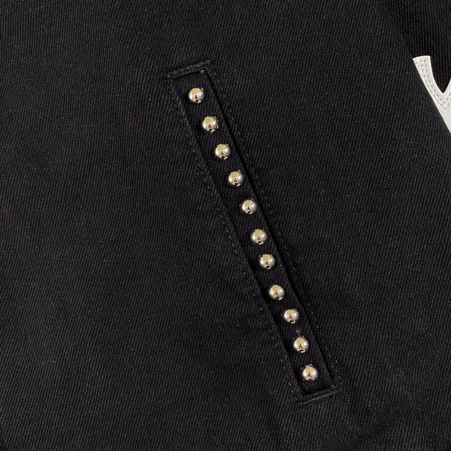 P300 Chrome Hearts Chrome Hearts heavy-duty denim jacket with rivets. The same style as the Internet celebrity. Denim jacket with cross print all over. The unique cross design element is full of design. It is made of 100% denim cotton fabric with heavy coarse yarn count, which ensures a stiff and tough silhouette while being soft, comfortable and breathable. The lapel is designed with silver buttons and is full of texture. The classic cross logo is all over the dress, making it a perfect versatile style for spring and summer! The original loose version is made of high-quality pure cotton fabrics. The fabric pattern is high-definition and delicate without burrs. It is comfortable and breathable to wear. All the buttons are molded and customized. It is casual and fashionable and can be matched with any bottoms. It can be windproof and sunproof in spring and summer. It can be worn outside in autumn and winter! Easily concave shape makes you look slimmer and taller, perfect for both men and women! Color: Black Size: S M L XL